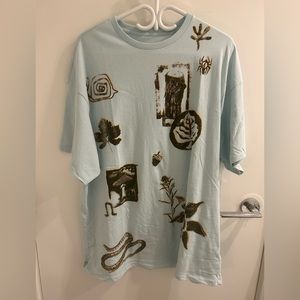 light blue patterend t shirt